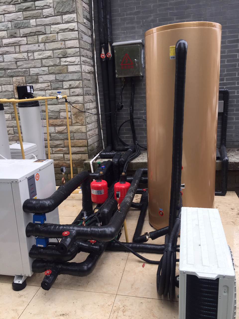 別墅用什么熱水器比較好？